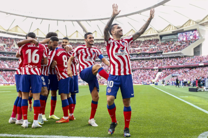 Javi Galan brille lors de son premier match et reçoit les félicitations de l'entraîneur de l'Atlético Madrid